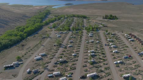 vista aérea se mueve sobre un gran campamento de colorado