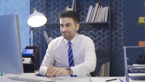 hombre de negocios aburrido en la oficina.