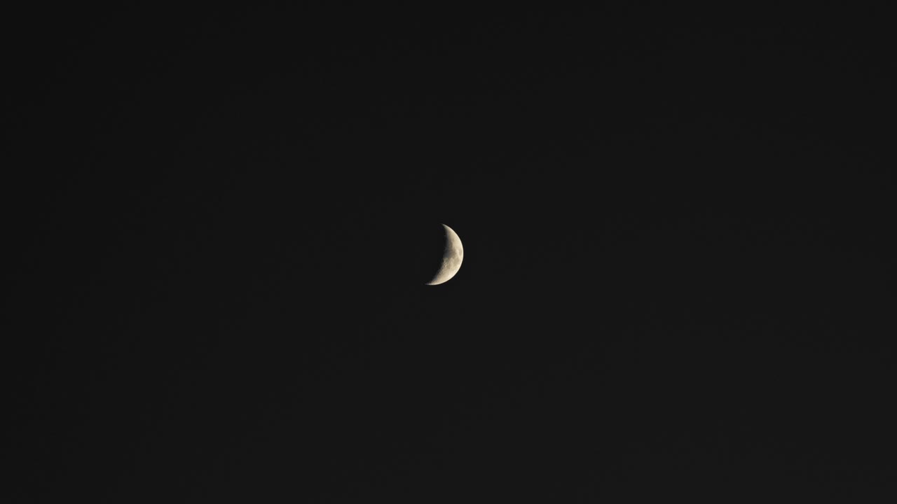 luna joven en el cielo