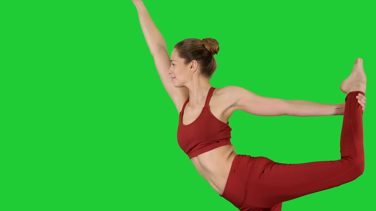 Professor de yoga praticando a pose dandayamana dhanurasana em Tela Verde, Chroma Key.