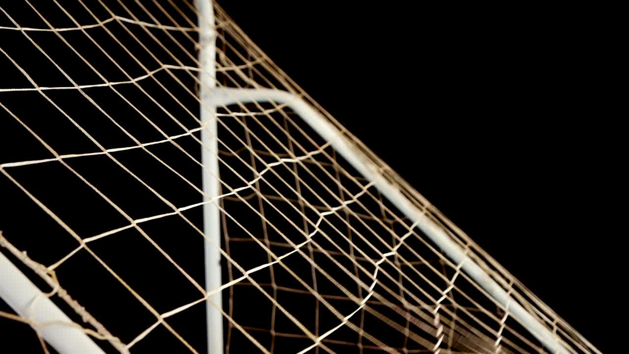 Siyah arka planda kale direği içinde futbol topu 4K