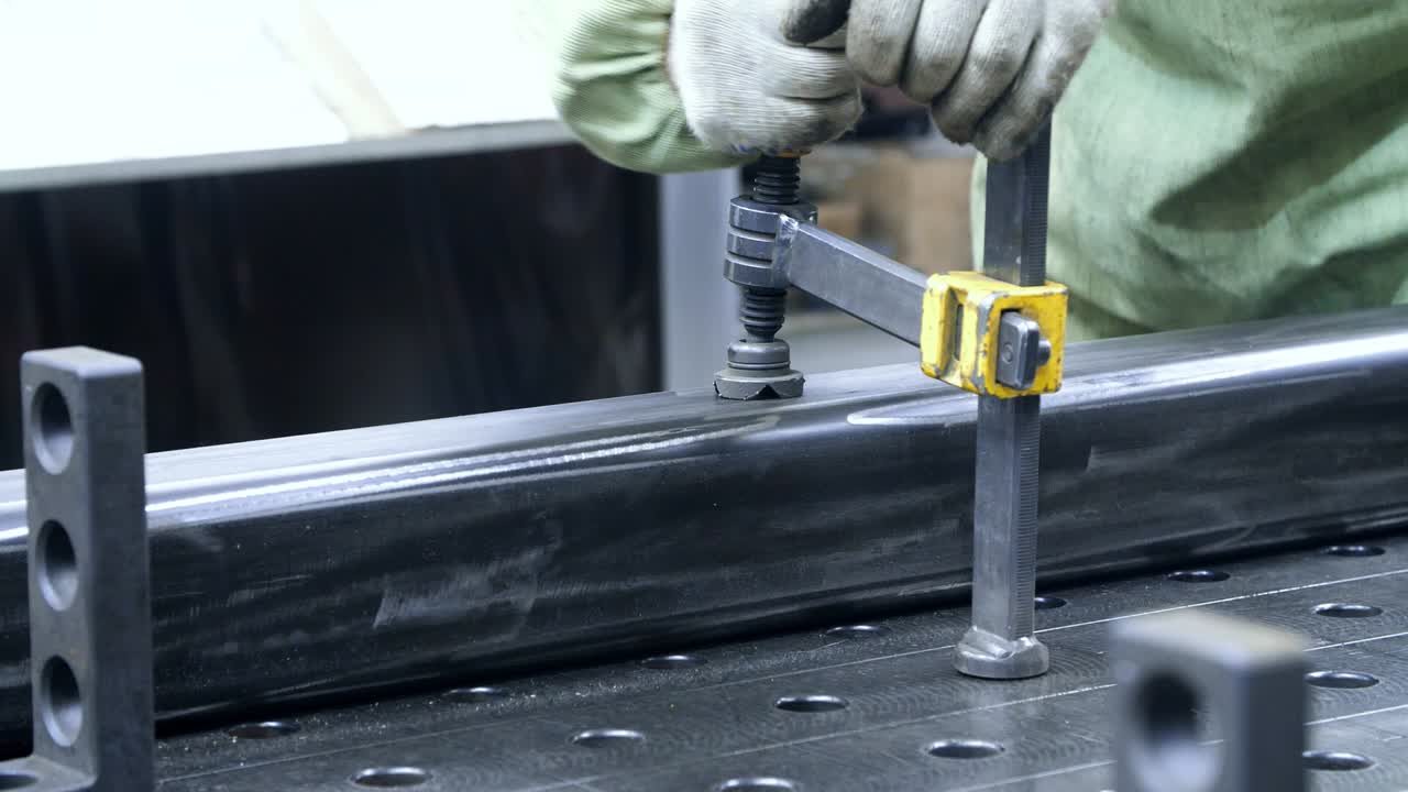 piezas de trabajo metálicas de sujeción mecánica en equipos industriales auxiliares