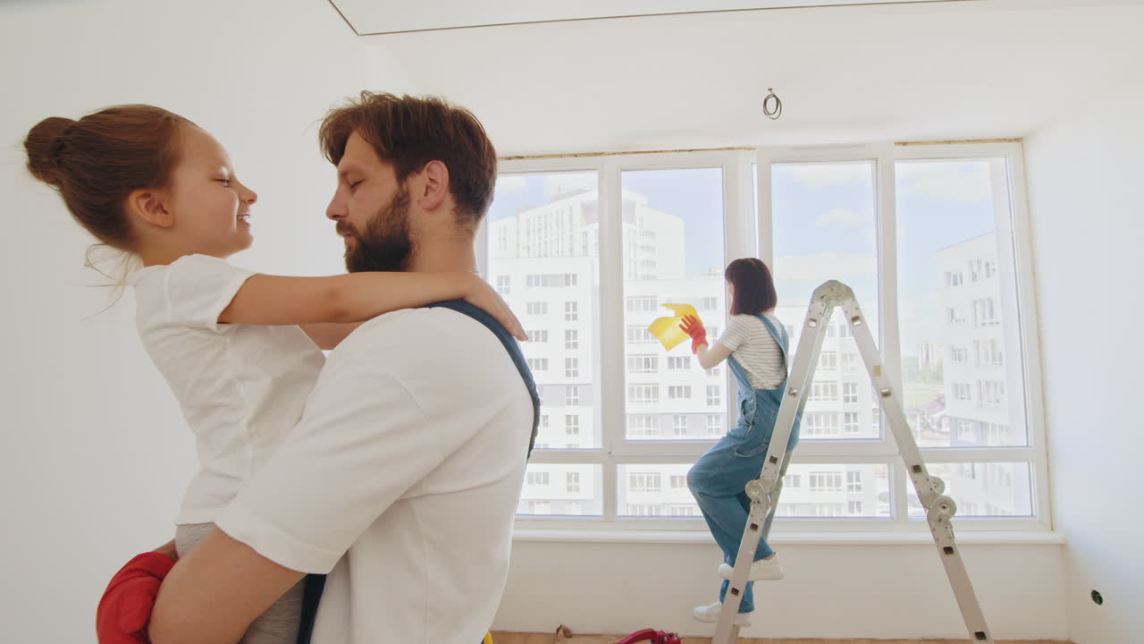 Família reformando seu novo apartamento