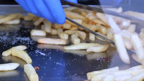 patatas fritas sabrosas en una bandeja