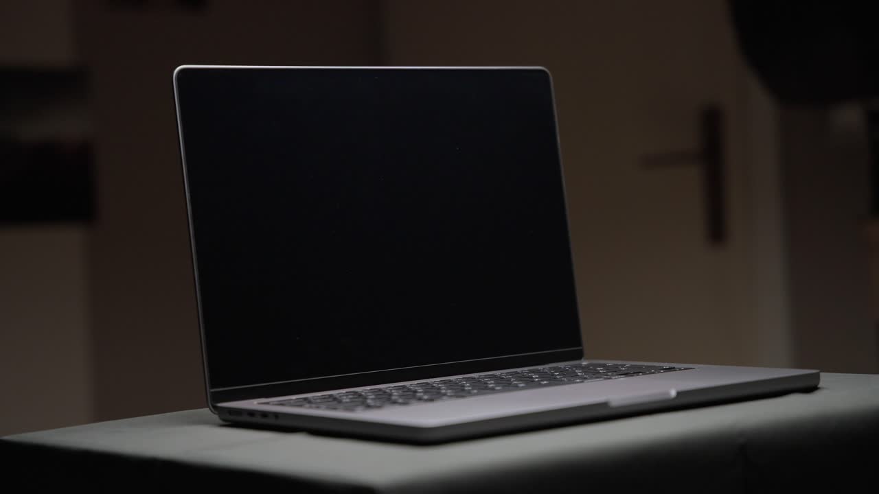 imágenes cinematográficas de una macbook pro apple m1 de 14 pulgadas con una luz superior filmada con una distancia focal ajustada en 4k en cámara lenta filmada en el estudio con luz controlada y algo de movimiento lento