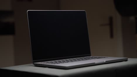 séquences cinématographiques d'un apple m1 macbook pro 14 pouces avec un plafonnier filmées à une distance focale serrée en 4k au ralenti, tournées en studio avec une lumière contrôlée avec quelques mouvements lents