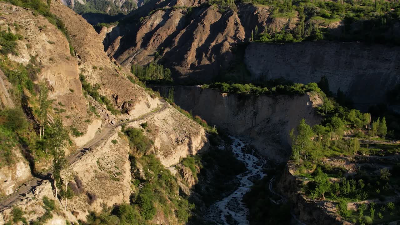 toma aérea de rakaposhi desde la autopista karakaram durante el tiempo de inactividad