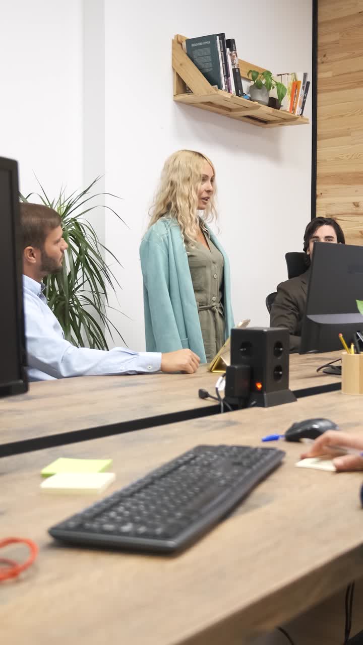Imprenditrice che fa una presentazione in piedi alla scrivania in un ufficio startup. Filmato verticale