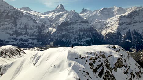 Luftdrohnen-selfie-aufnahme-Eines-Snowboarders-Auf-Einem-Schneebedeckten-Berggipfel-In-Der-Schweiz