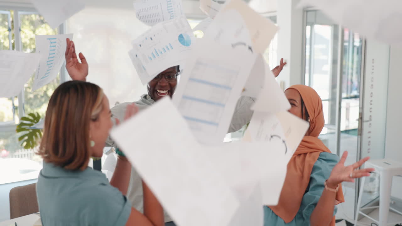 직원, 성공과 공중에 종이와 함께 사업