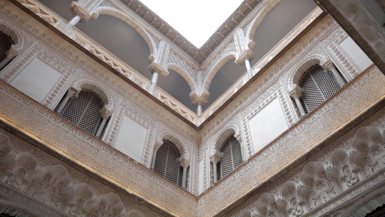 Interior ornamentado do Real Alcázar de Sevilha. Impressionante arquitetura mourisca com motivos Sebka visíveis neste pátio