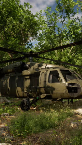helicóptero militar en un bosque
