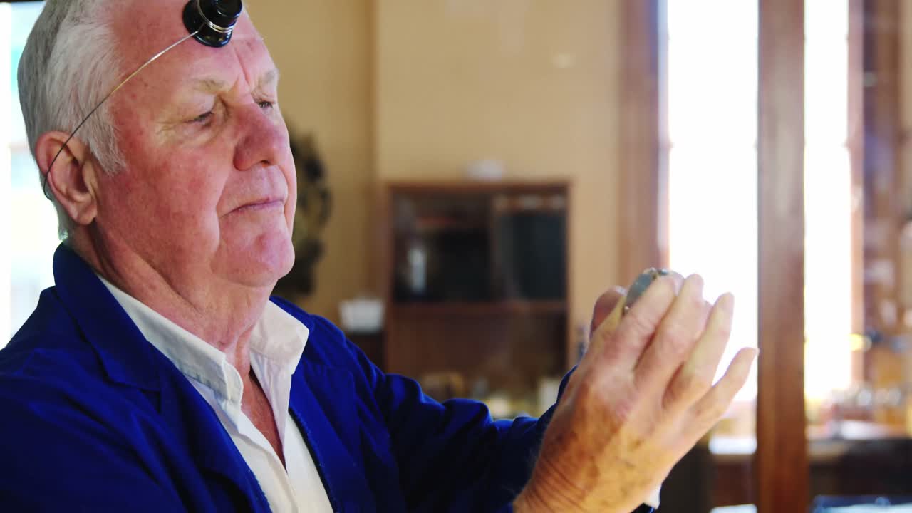 relojero reparando un reloj