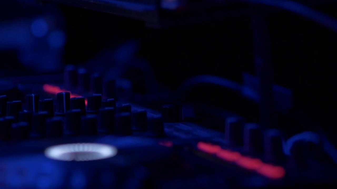 primer plano de la llamativa plataforma de dj