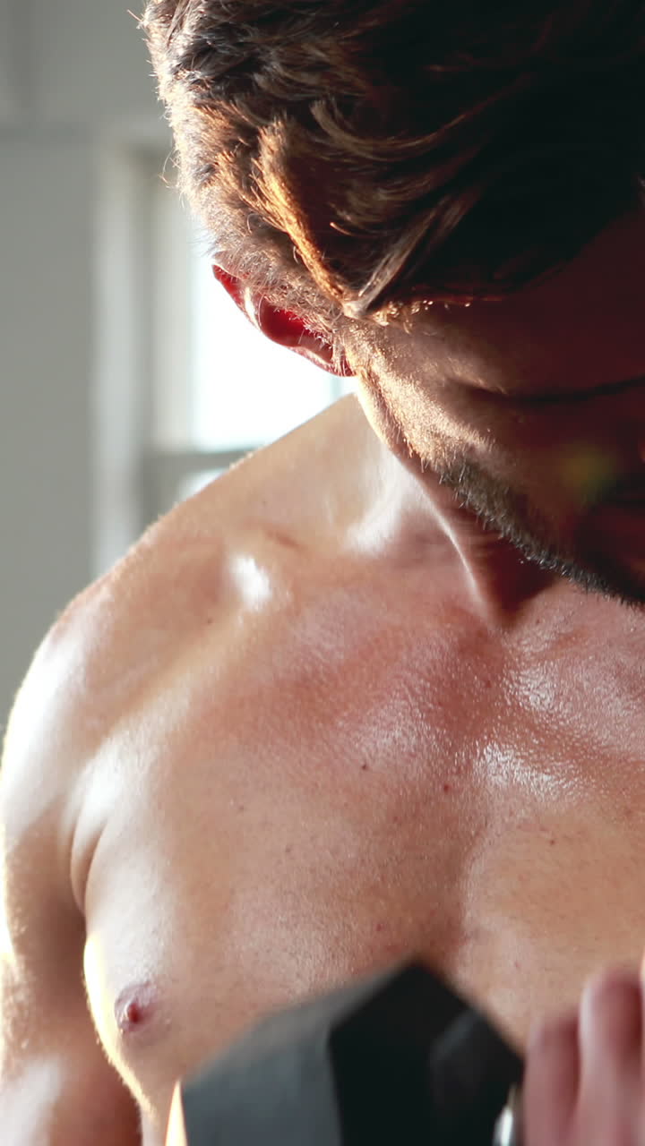 hombre en forma levantando pesadas pesas negras