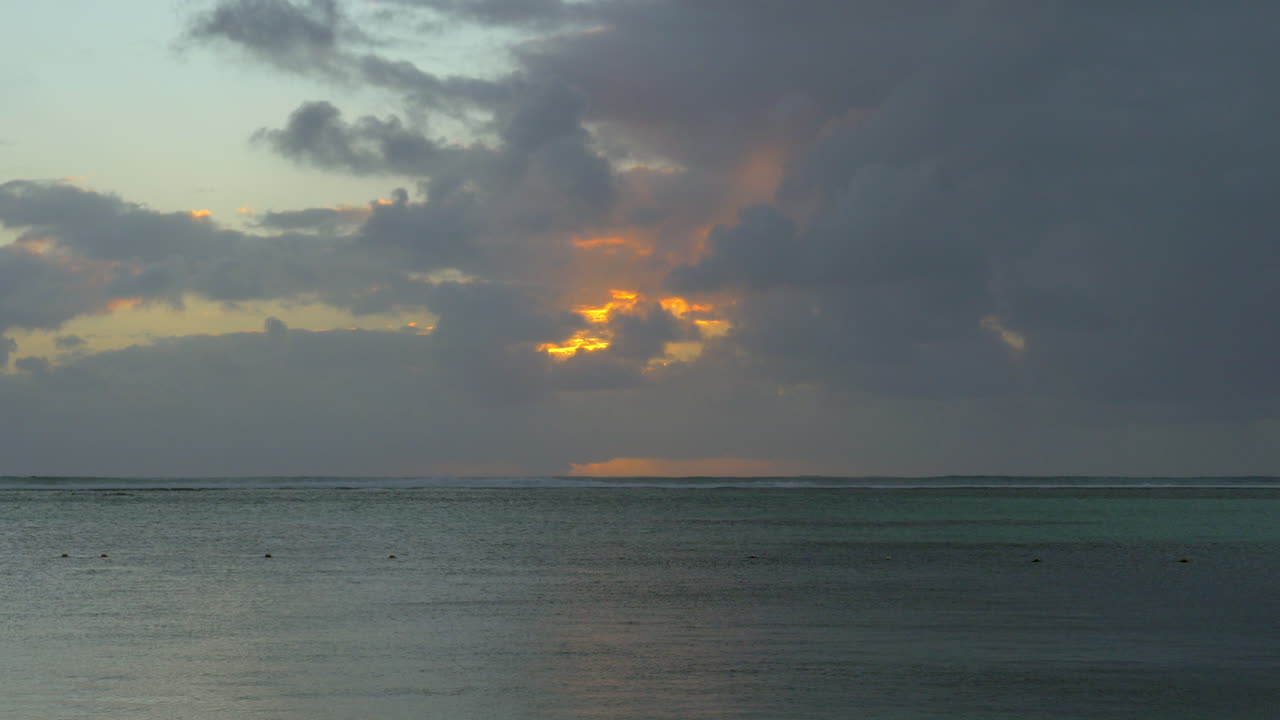조용한 바다와 구름 인 저녁 하늘을 가진 물의 풍경