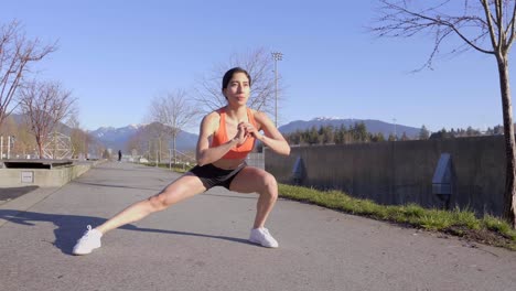 運動型年輕女子在戶外運動