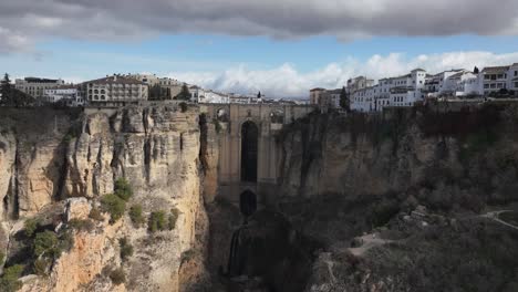 hiperlapso aéreo: actividad en el famoso puente de piedra medieval en ronda