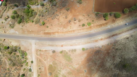 Vista-De-Arriba-Hacia-Abajo-De-Un-Camino-Tranquilo-En-Las-Zonas-Rurales-De-Kenia