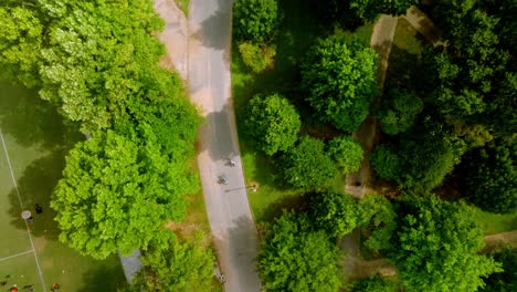 Vista-De-Pájaro-De-Ciclistas-En-Piamonte