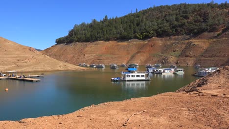 las casas flotantes se sientan en agua baja en el lago oroville en california durante la sequía extrema