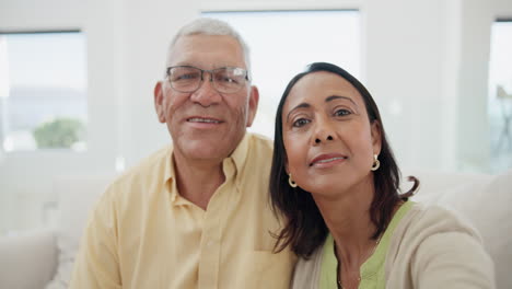 Selfie,-Amor-Y-Sonrisa-Con-Una-Pareja-De-Ancianos