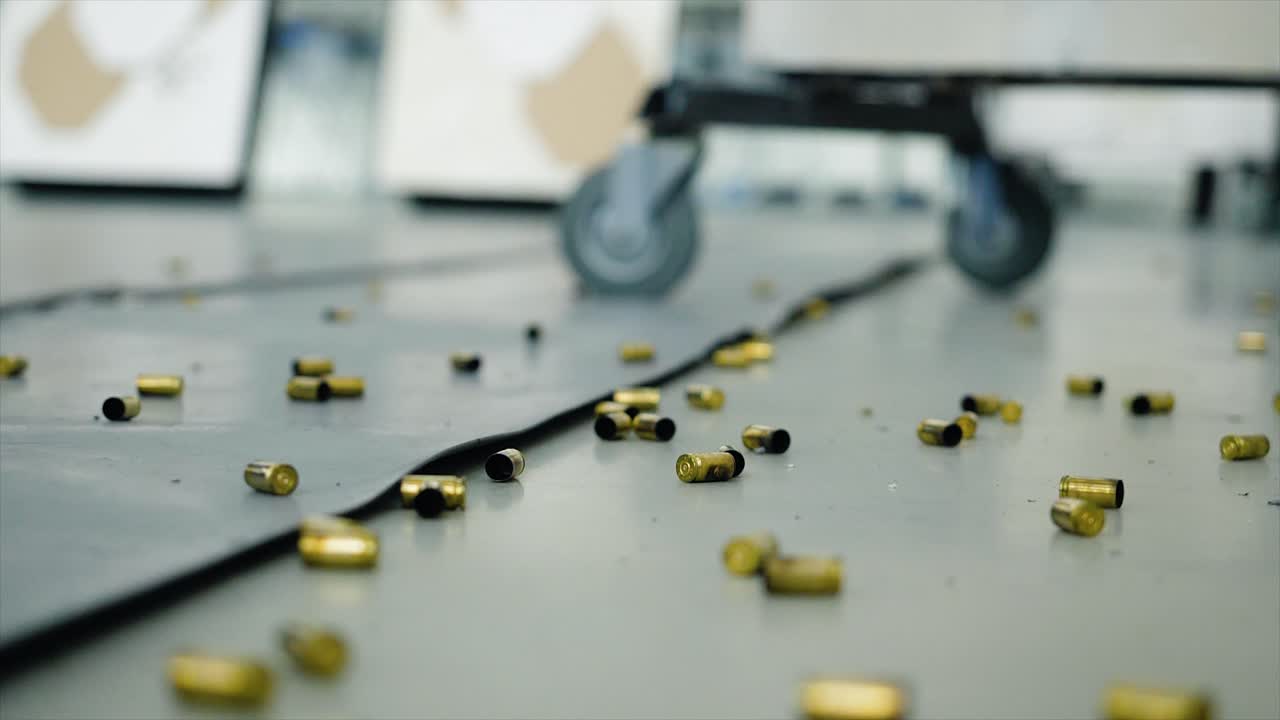 balas gastadas en el suelo de un campo de tiro