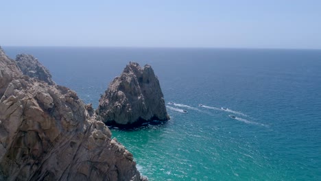 amplia vista aérea de drones de formaciones rocosas con una formación de arco natural