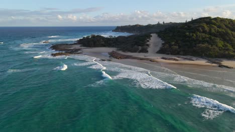 Afloramientos-Rocosos-En-La-Playa-Frenchmans-Con-Vistas-Panorámicas-Al-Mar-De-Coral-En-Verano---Promontorio-En-Point-Lookout,-Qld,-Australia