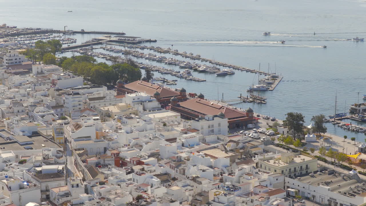 Ilmakuva Olhãon kalatorista ja venesatamasta Algarven alueella Portugalissa