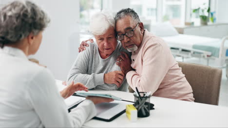 médico, pareja de ancianos o resultados de pruebas de tabletas