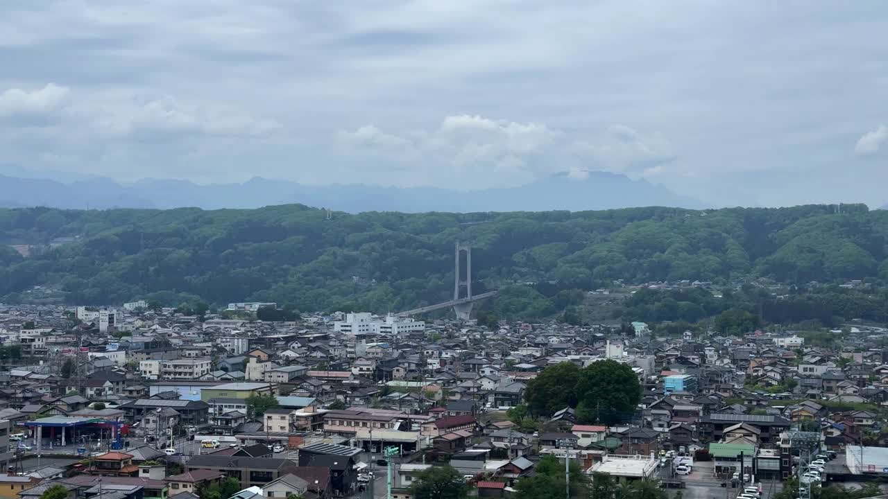 이른 아침 안개는 울창한 숲으로 둘러싸인 평온한 호수를 감싸고, 먼 언덕은 안개를 통해 볼 수 있습니다.