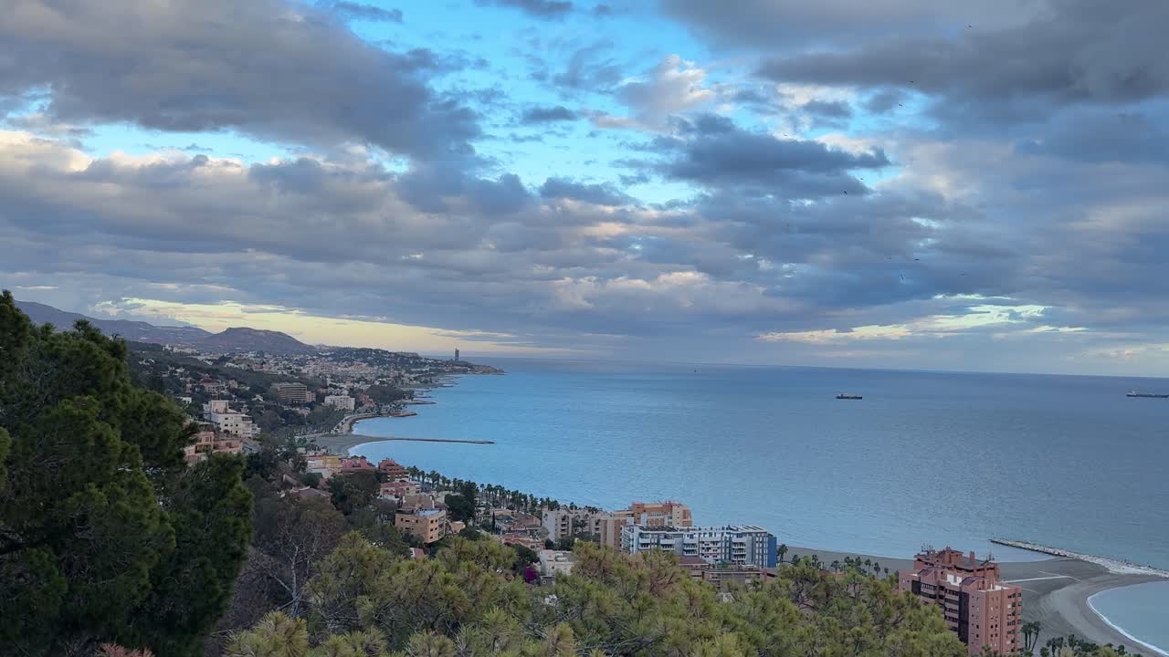 la ciudad de málaga desde el punto de vista de costa del sol, españa. día nublado. mar de alboran.