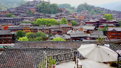 Tiro-Inclinado-Hacia-Abajo-De-Alta-Velocidad-De-La-Ciudad-En-Qiandongnan,-Provincia-De-Guizhou,-China