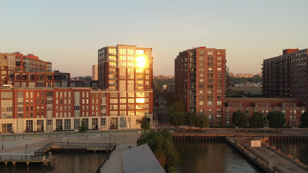 Uma vista aérea de prédios de apartamentos em Nova Jersey com o sol brilhando nas janelas ao nascer do sol.