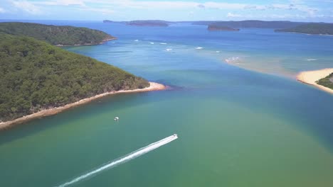 Schnellboot,-Das-Den-Blauen-Ozean-Oder-Das-Türkisfarbene-Wasser-Zwischen-Der-Tropischen-Insel-überquert