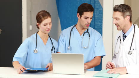 un equipo médico trabajando juntos