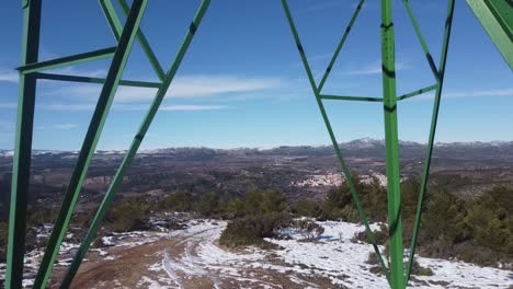 Torre-De-Vigilancia-De-Incendios-Sobre-Una-Colina-Nevada