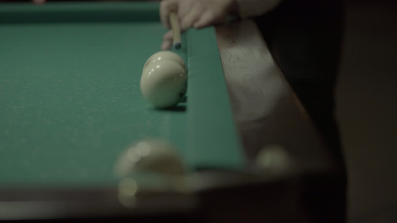 el juego de billar en la mesa de billar