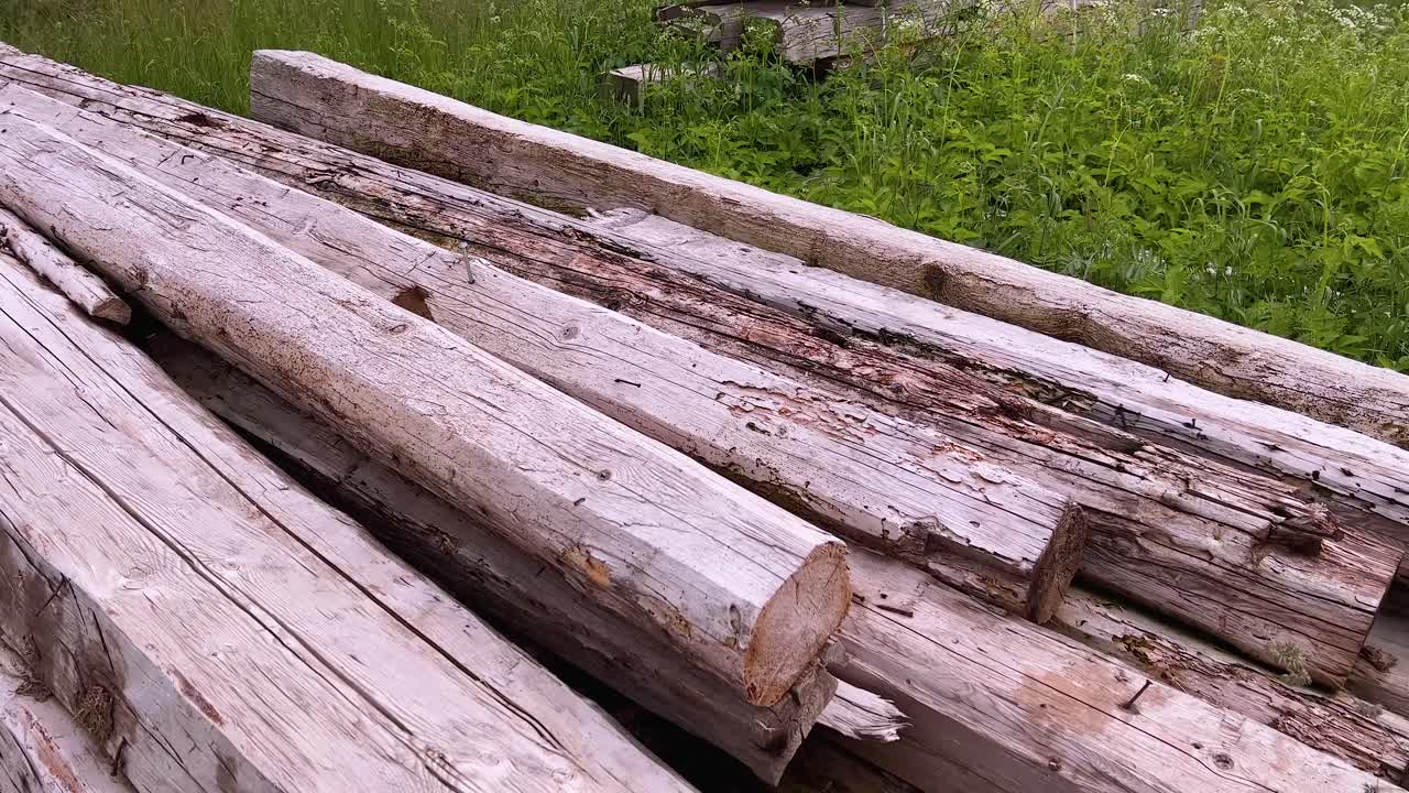 una pila de troncos de madera picados secos plegados en el campo - primer plano panorámico