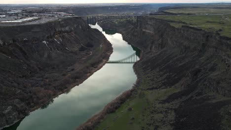 puente perrine sobre el cañón del río serpiente, twin falls idaho usa, revelador disparo de drone