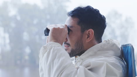 hombre, binocular y observación de aves