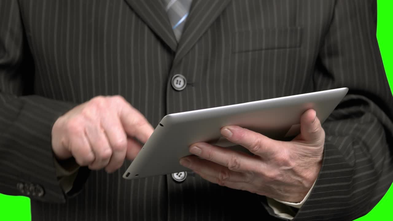 슈트 입은 남자 스크롤 태블릿, 클로즈업