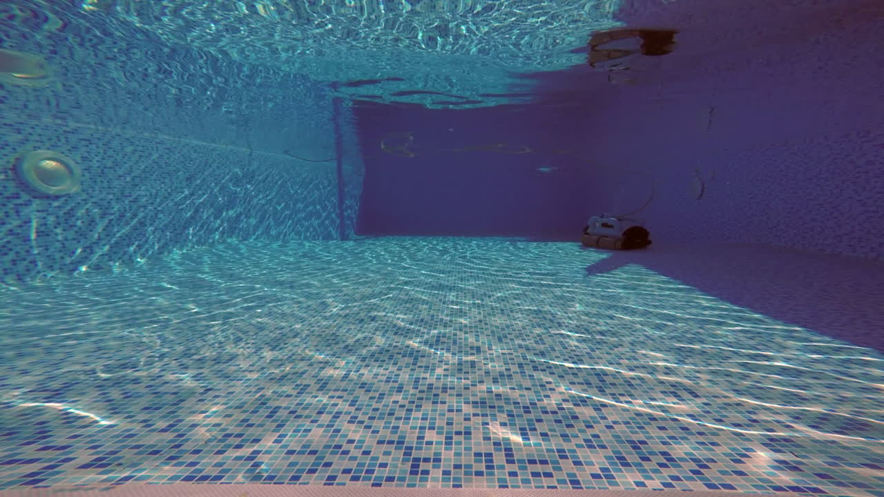 limpiador de piscinas viajando por la piscina