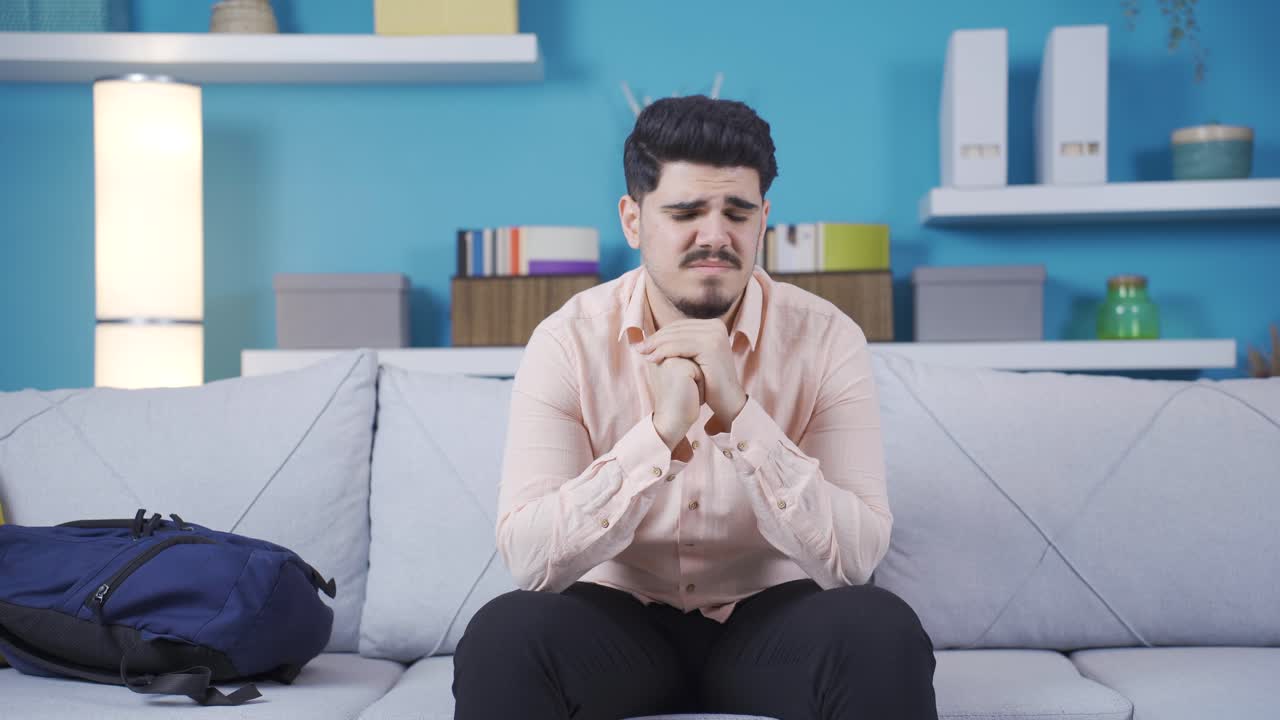 un niño de la escuela está deprimido y preocupado por el futuro.