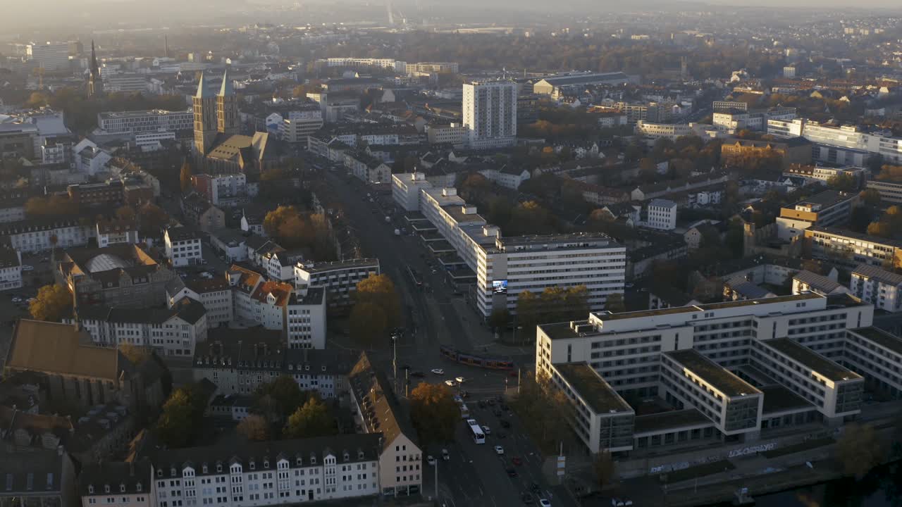 아름다운 부드러운 햇빛과 안개로 뒤덮인 카셀의 도시 풍경을 드론으로 촬영했습니다.