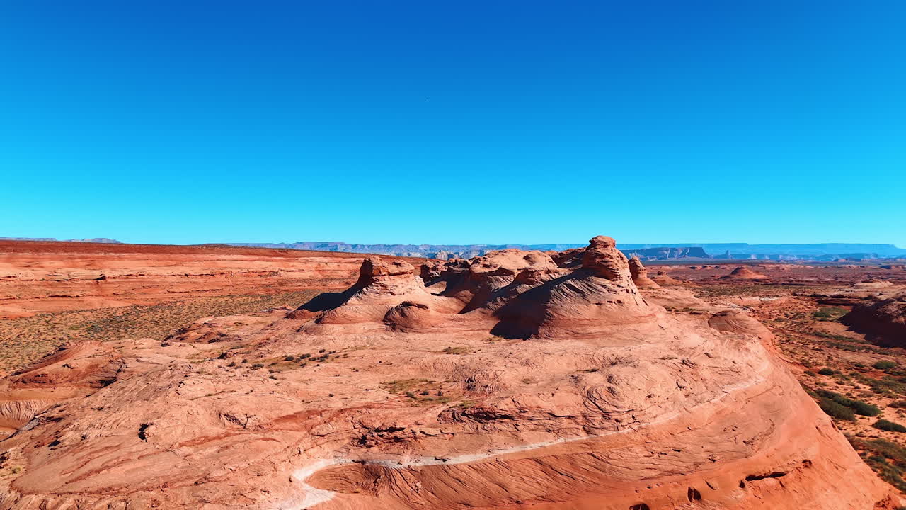 Allontanamento dalle incredibili rocce dalle forme bizzarre nel deserto. Prospettiva aerea sui canyon vicino a Page, Utah, USA