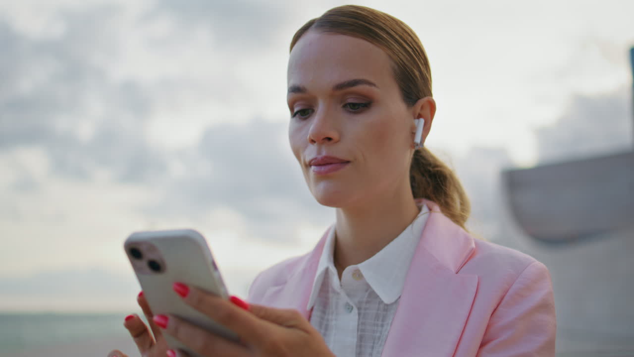 серьезно выглядящий генеральный директор читает рабочую электронную почту на облачной улице.