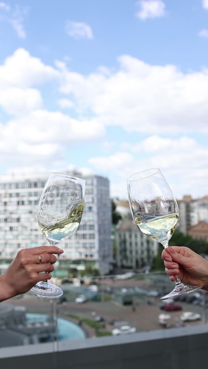 salud a la vista de la ciudad.