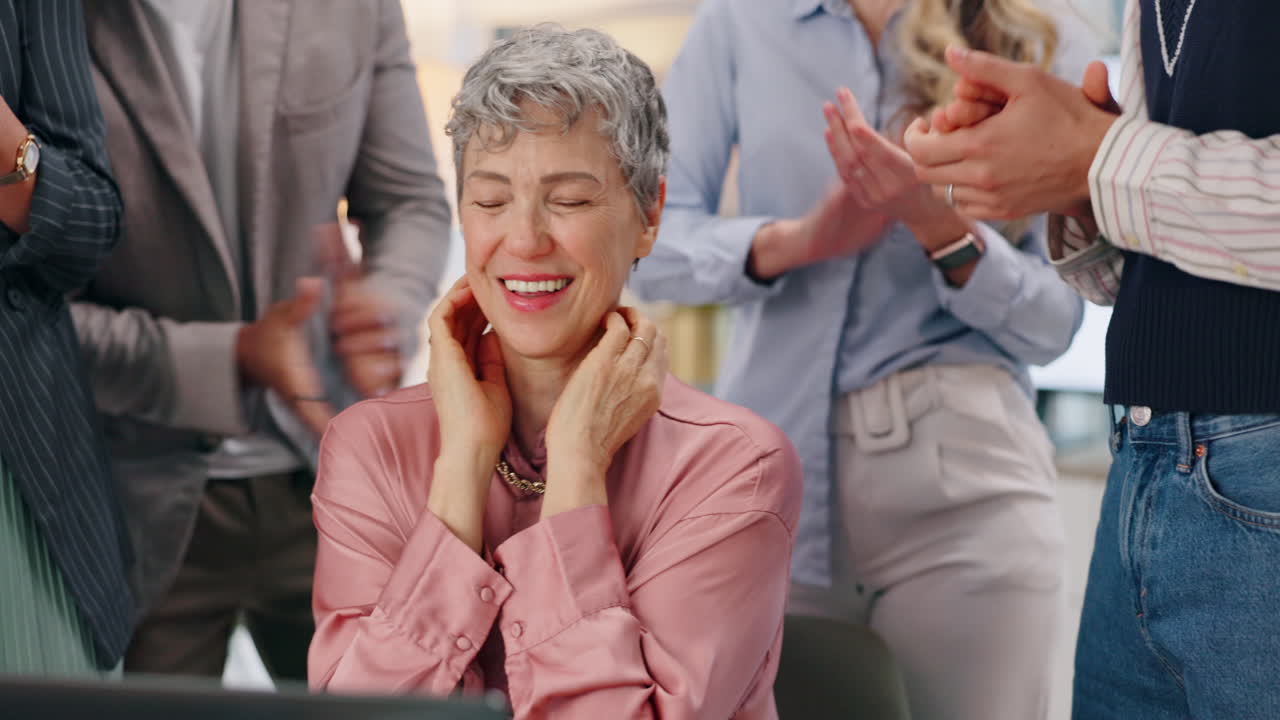 분홍색 셔츠 를 입은 여자 를 박수 치는 사람 들 의 집단